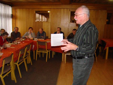 Ivan Bohatý přednásí zprávu o činnosti za rok 2008