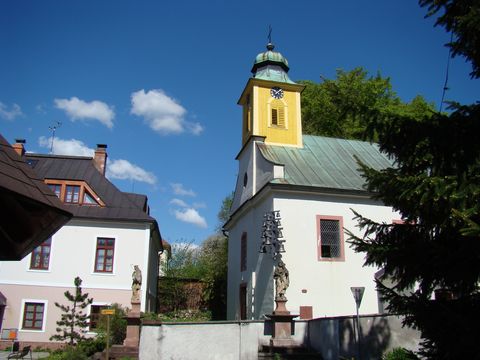 kostel se zvonkohrou v Dolním Dvoře
