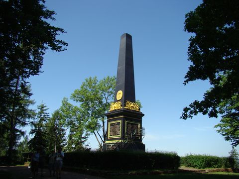 Gablenzův obelisk na vrchu ©ibeník nad Trutnovem