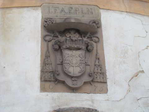 arcibiskupský znak nad vjezdem do zámku