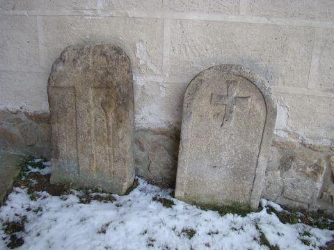v zámecké zahradě u zdi kaple jsou dva originály smírčích kamenů