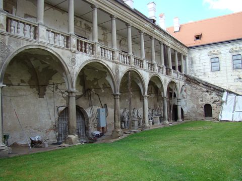 nádvoří zámku Uherčice
