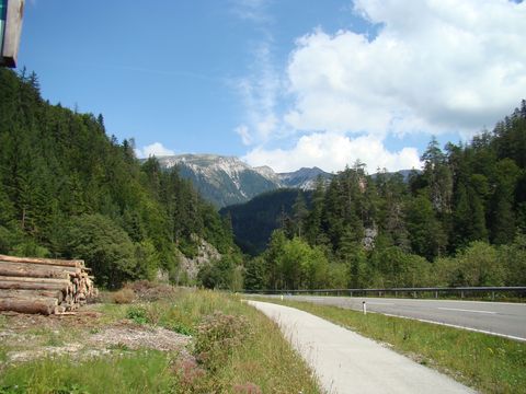 cyklostezka vede údolím řeky Mürz