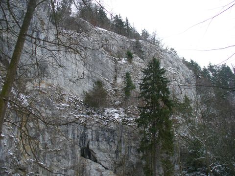 140 m vysoký skalní masiv nad Punkevními jeskyněmi