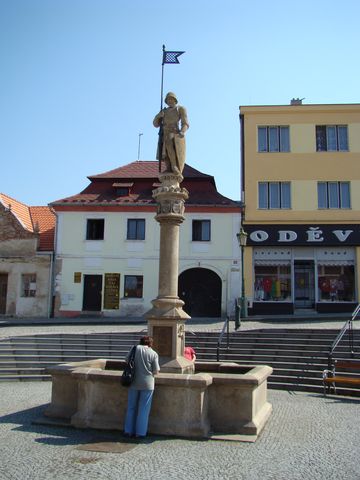 socha rytíře Rolanda na vlaąimském náměstí