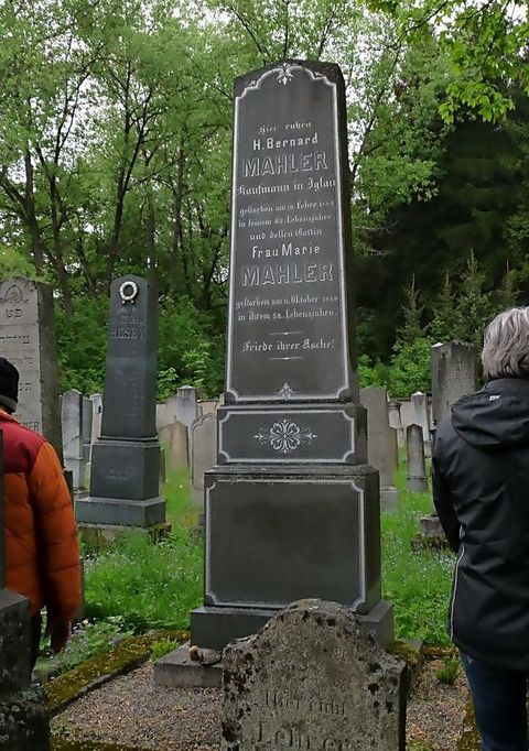 náhrobek rodičů GM na jihlavském židovském hřbitově