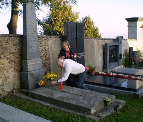 Jiří Reynek a Olga Poukarová u hrobu Bohuslava Reynka