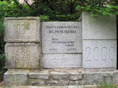 památník se základními kameny chaty z roku 1923 a 1934 a s pamětní deskou Fr. Srdínkovi z roku 1934