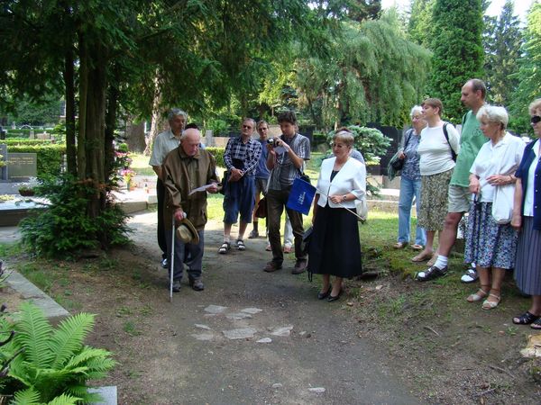 shromázdění jihlavských turistů u hrobu zakladatele odboru Čeřínek, v roce 2008 při oslavách 120. výročí zalození KČT