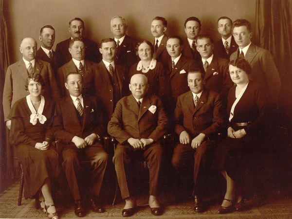 výbor Turistického klubu Čeřínek s předsedou Srdínkem, rok 1933