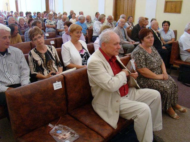 účastníci slavnostního shromáždění