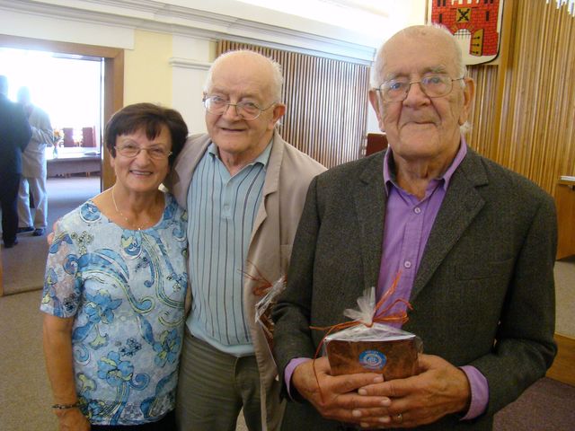 předsedkyně KČT Havl. Brod Jarka Kohoutová s Jiřím a Danielem Reynkovými