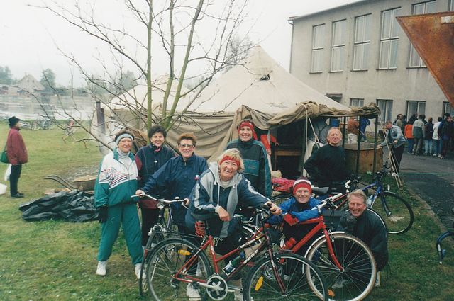 účastníci kolojízdy na výlov rybníka v Sedlejově v roce 2001