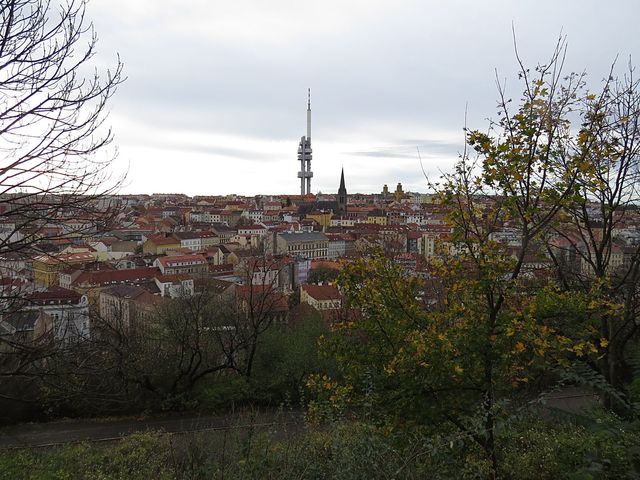 216 metrů vysoký Žižkovský vysílač dokončený na začátku devadesátých let; www.svatosi.cz