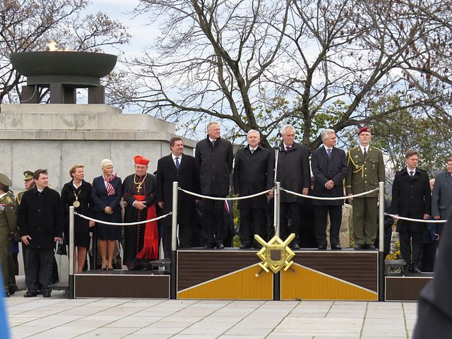 na tribuně; www.svatosi.cz