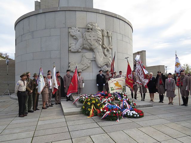 po skončení oficiálního pietního aktu; při rekonstrukci byl na budovu navrácen československý znak podle původního návrhu Otakara Španiela; www.svatosi.cz