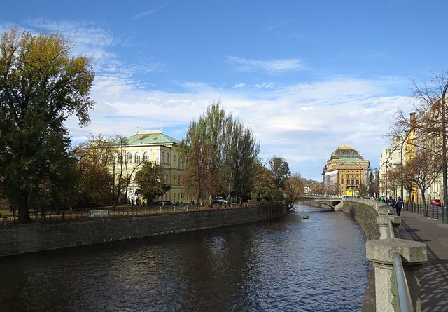 Žofín a Národní divadlo z nábřeží; www.svatosi.cz