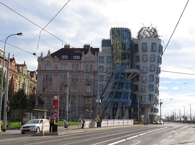 Tančící dům; www.svatosi.cz