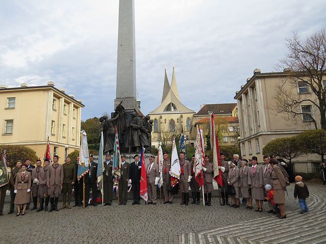 sokolové a skauti jako stráž u památníku pod Emauzy; www.svatosi.cz