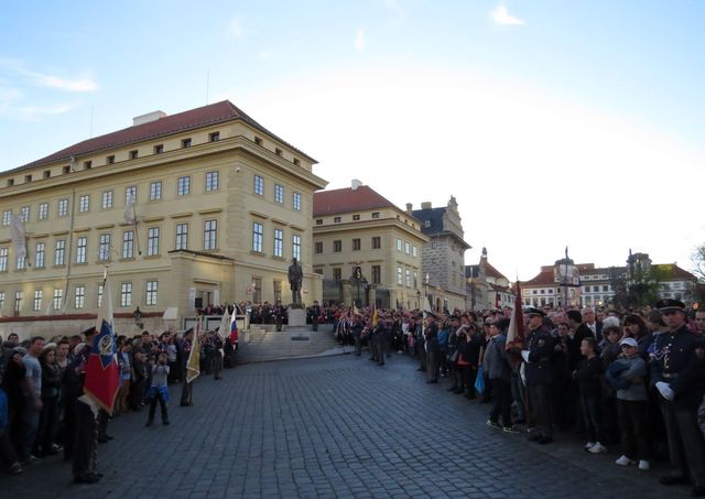 socha TGM na Hradčanském náměstí; www.svatosi.cz