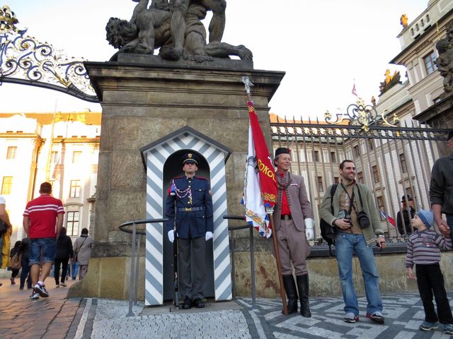 italský turista chtěl mít vzpomínku na slavnost, kterou v Praze zažil; www.svatosi.cz