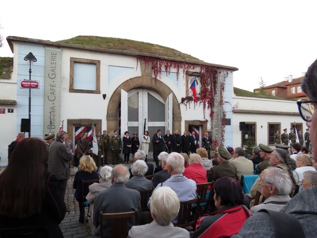 shromáždění u Písecké brány; www.svatosi.cz