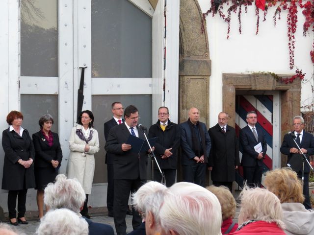 hosté a řečníci na oslavě u Písecké brány; www.svatosi.cz