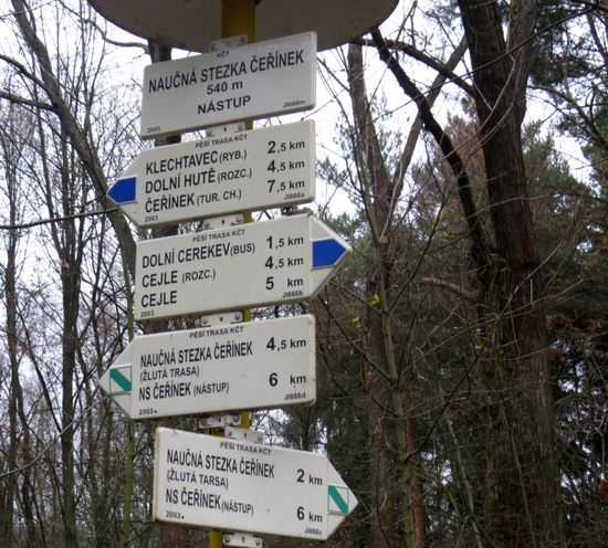 směrovník u rybníků poblíž Dolní Cerekve; www.svatosi.cz