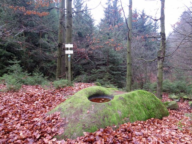 kamenné mísy na NS Čeřínek; www.svatosi.cz