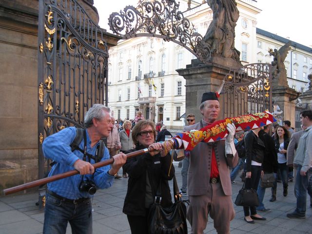 rychle rozbrat žerď a zpět k Písecké bráně; foto M. Bradová