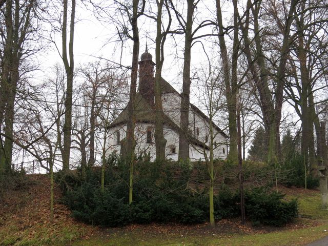 kostel sv. Jana Křtitele byl postaven v pol. 13. století na místě původní románské stavby; www.svatosi.cz