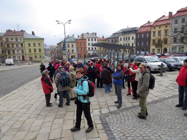 vedoucí vycházky Iva Svobodová průběžně vítá další příchozí; www.svatosi.cz