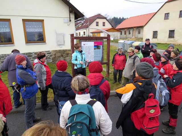 na návsi ve Vysoké zopakovala Iva propozice výšlapu; www.svatosi.cz