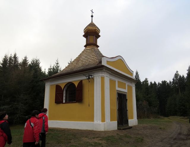 plechová krytina byla nahrazena šindelovou střechou; www.svatosi.cz