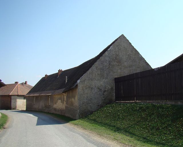 hospodářská budova u domu č. 23 ve Chmelné - zde stávala synagoga; www.svatosi.cz