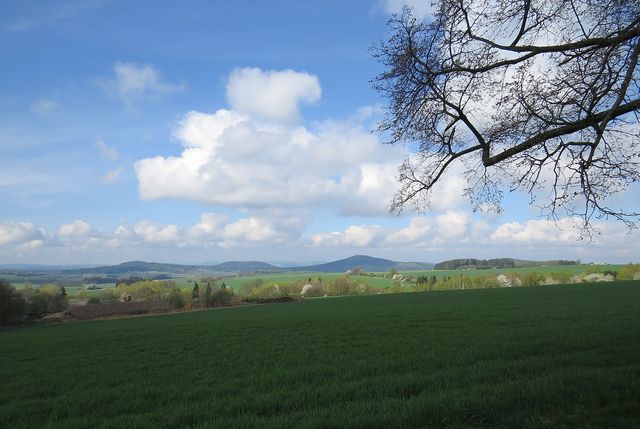 pohled na Velký a Malý Blaník z návrší nad Pravonínem; www.svatosi.cz