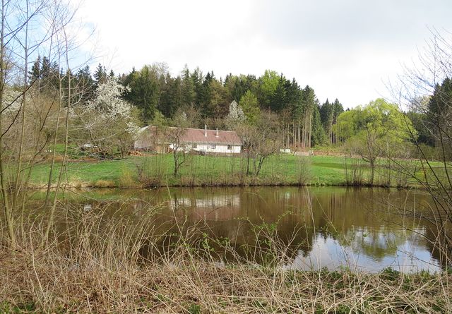 samota Koušovice je na dohled od židovského hřbitova; www.svatosi.cz