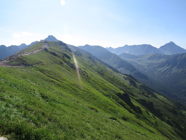 Laliový vrch, nad ním Svinica se dvěma vrcholy