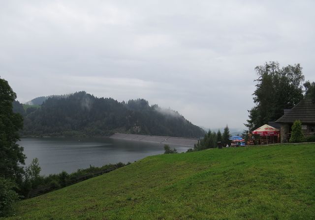 hráz přehrady mezi Čorštýnským a Šromoveckým jezerem