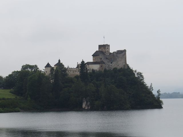 romantický hrad nad jezerem
