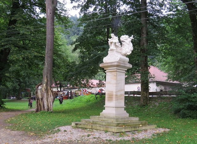 kopie původní sochy v parku u Červeného kláštera