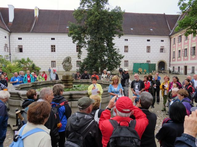 zahájení Putování za pětilistou růží na nádvoří třeboňského zámku