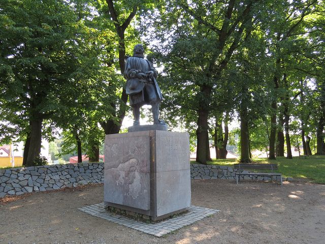 Jakub Krčín u rybníka Svět - socha z roku 2004 je poctou i jeho předchůdcům Štěpánku Netolickému a Mikuláši Rutardovi z Malešova