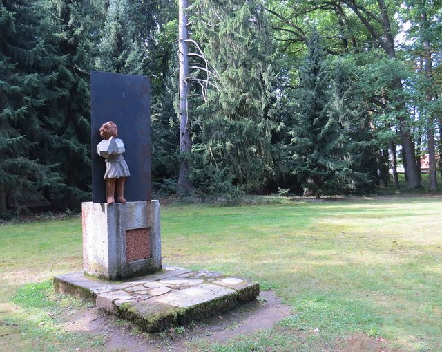 socha Anděla Strážce v parku u hrobky