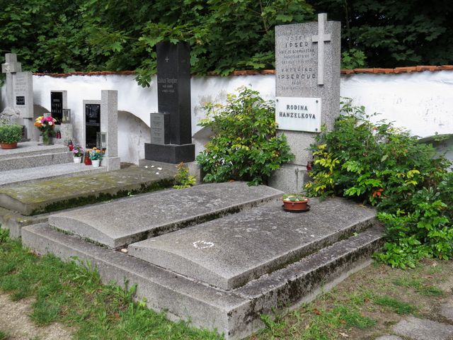 hrob cestovatele Jiřího Hanzelky a jeho první ženy