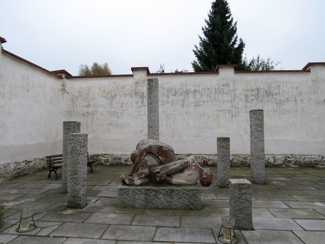 vězeňský dvůr, kde byli 7.5.1945 zastřeleni třešťští občané