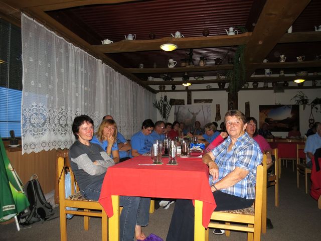 cvičitelé a vedoucí turistiky na semináři v chatě na  Čeřínku
