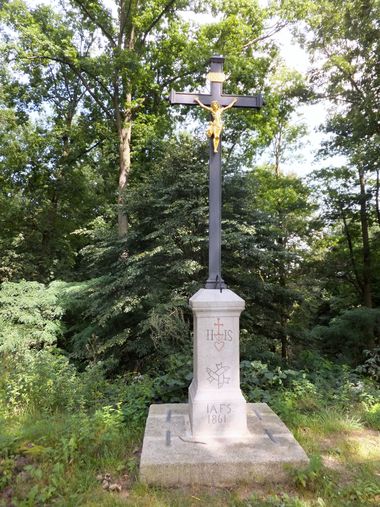 křížek na hrázi Rožmberka - foto I. Svobodová