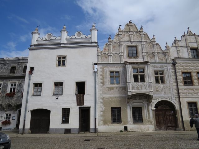 vedle domu s věžicemi jsou na čtyřpatrovém štítu starozákonní výjevy; www.svatosi.cz