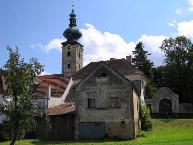 střed obce s věží kostela sv. Jana Křtitele